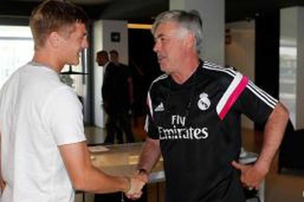 Toni Kroos mengunjungi Ciudad Real Madrid sebelum menjalani tes medis di klub tersebut. Kroos bertemu staf teknik sejumlah rekan barunya di ruang makan, di mana Ancelotti juga ada dan menyambutnya.
