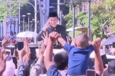 Momen Jokowi Sapa Warga dari Mobil Maung Garuda Saat Menuju Bandara Halim