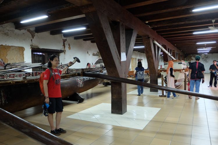 Wisatawan berpose di salah satu kapal koleksi Museum Bahari.