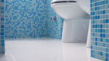 Cara Ampuh Bersihkan Noda Kerak Sabun Membandel di Kamar Mandi