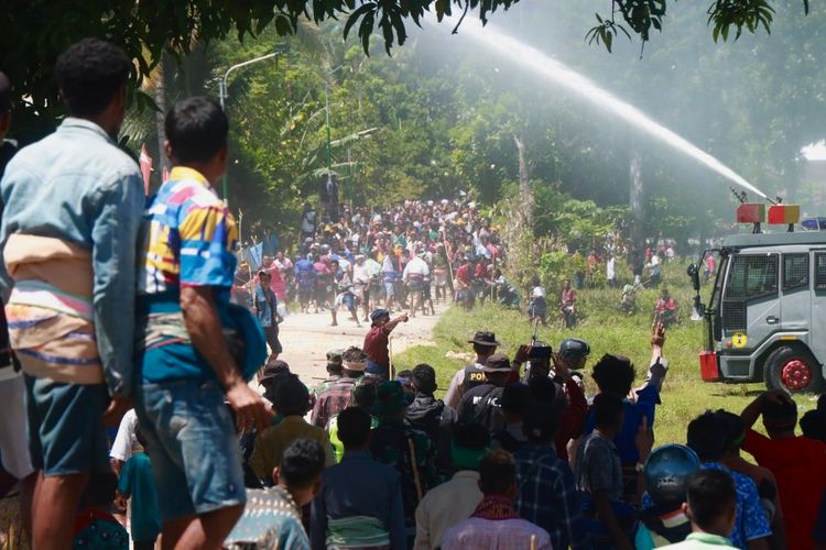 Atraksi budaya Pasola yang dihadiri ribuan warga dan peserta di Lapangan Kamara Dena Lahihagalang, Desa Waihura, Kecamatan Wanukaka, Kabupaten Sumba Barat, Nusa Tenggara Timur (NTT), Senin (13/3/2023) berlangsung ricuh