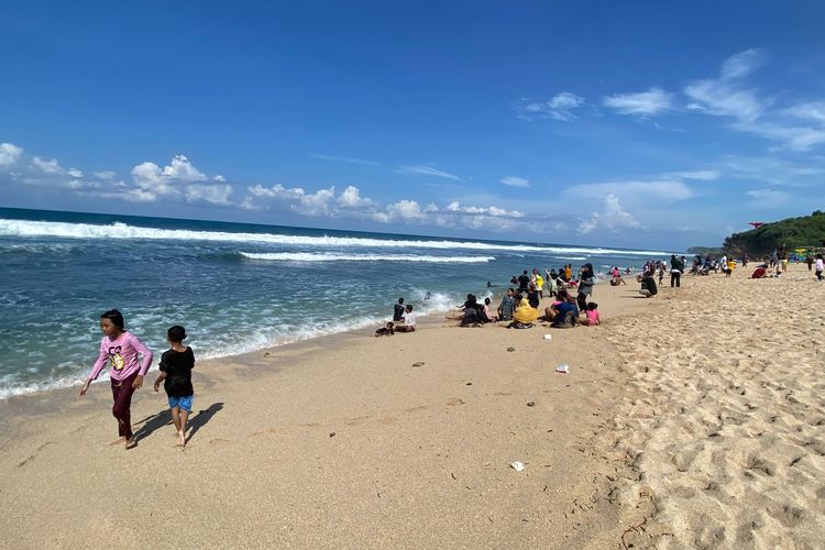 Pengunjung membeli olahan laut di Pantai Kukup, Gunungkidul, DIY, Rabu (4/5/2022).
