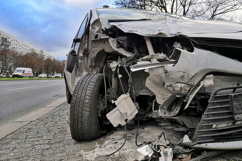 Mobil Tabrak Tiang JLNT Antasari, Pengemudi Terluka