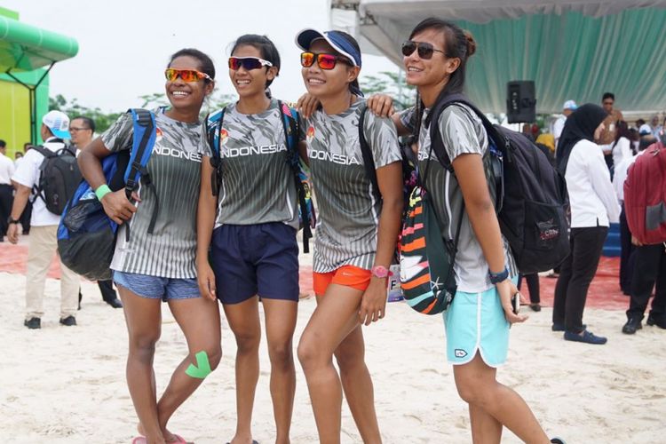 Timnas Voli putri Indonesia foto bersama di venue voli pantai Jakabaring