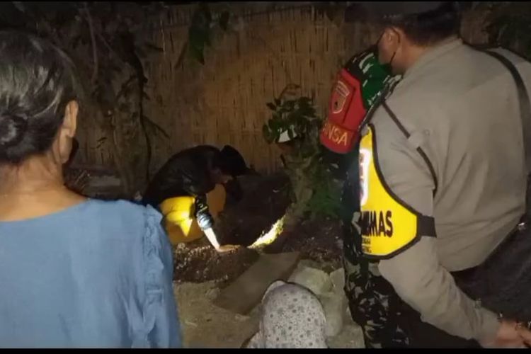 Makam bayi yang dibongkar misterius di pemakaman Desa Galis Barat, Desa Galis, Kecamatan Giligenting, Kabupaten Sumenep, Jawa Timur, Kamis (29/6/2023). 