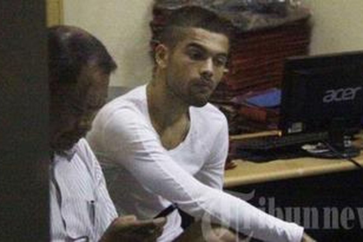 Diego Michiels di ruang Reserse Kriminal Polsektro Tanah Abang, seusai ditangkap polisi di Hotel Jusenny di Jalan Senayan Nomor 29 Blok S, Kebayoran Baru, Jakarta Selatan, Jumat (9/11/2012) petang. 