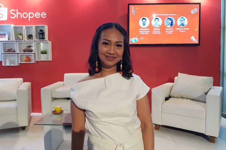 Penyanyi Riafinola Infani Sari atau akrab disapa Nola Be3 saat Bincang Shopee, Jakarta, Jumat (15/3/2019).