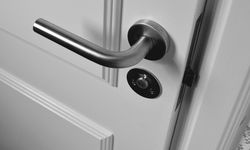 Gagang Pintu Longgar? Ini Cara Mudah Memperbaikinya