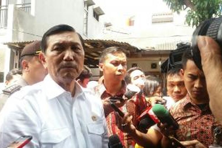 Menteri Politik, Hukum dan Keamanan, Luhut Binsar Pandjaitan saat meninjau pelaksanaan pemungutan suara di Tempat Pemungutan Suara (TPS) di Tangerang Selatan, salah satunya adalah TPS 53 dan 54 Kampung Sawah, Kecamatan Ciputat, Tangerang Selatan.