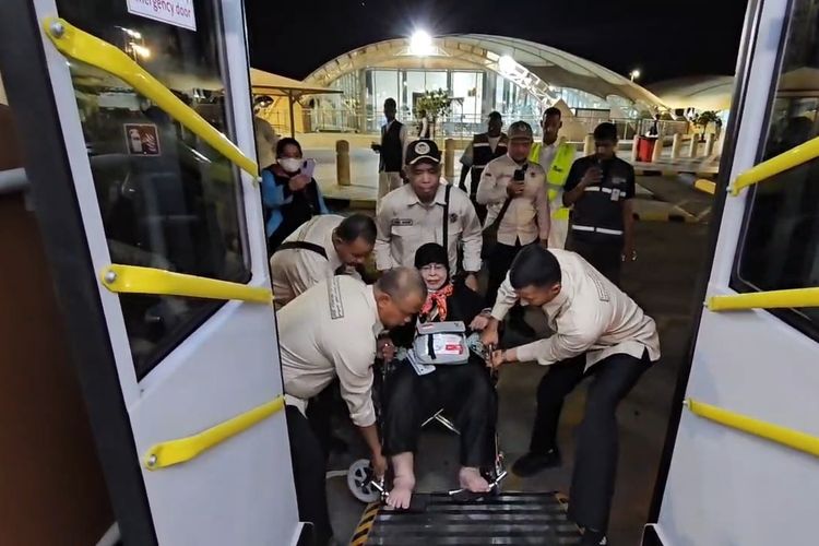 Fauziah, Jemaah Lansia Asal Padang, Terharu Dapat Bus Khusus Disabilitas di Bandara Madinah