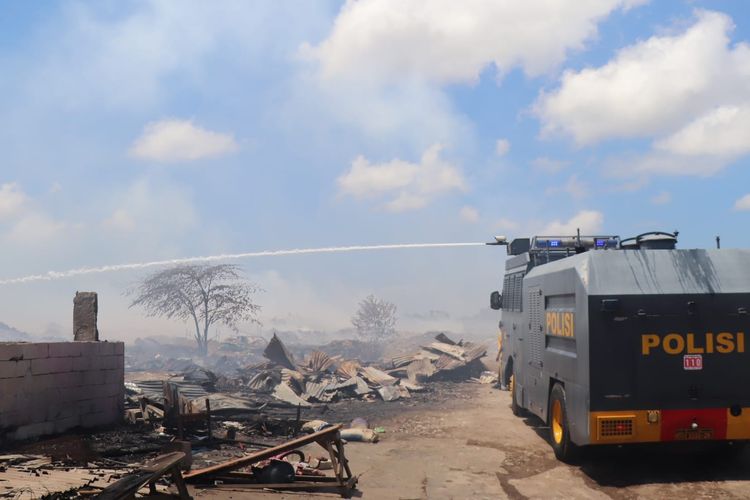 Api Masih Muncul, Water Cannon Dikerahkan untuk Padamkan Kebakaran Gudang Rongsokan di Denpasar