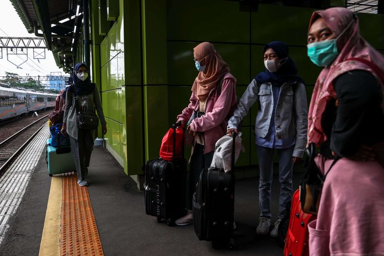 Penumpang kereta api berjalan setibanya dari Solo, Jawa Tengah di Stasiun Gambir, Jakarta Pusat, Senin (17/5/2021). PT Kereta Api Indonesia (Persero) membatasi kapasitas tempat duduk penumpang menjadi 80 persen untuk KA Jarak Jauh dan 70 persen untuk KA Lokal. Pembatasan ini untuk menciptakan physical distancing (menjaga jarak) antar penumpang di tengah lonjakan kasus Covid-19 akibat varian Omicron.