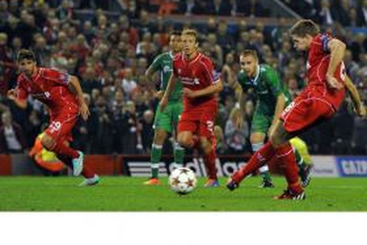 Gelandang Liverpool, Steven Gerrard (kanan), mencetak gol dari titik penalti saat melawan Ludogorets Razgrad pada matchday pertama penyisihan Grup B Liga Champions di Anfield, Selasa (16/9/2014). Liverpool menang 2-1.