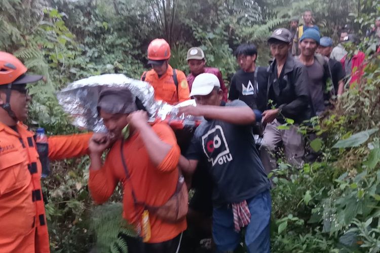 Pingsan di Ketinggian 2.200 Mdpl, Pendaki Gunung Agung Bali Ditandu Turun