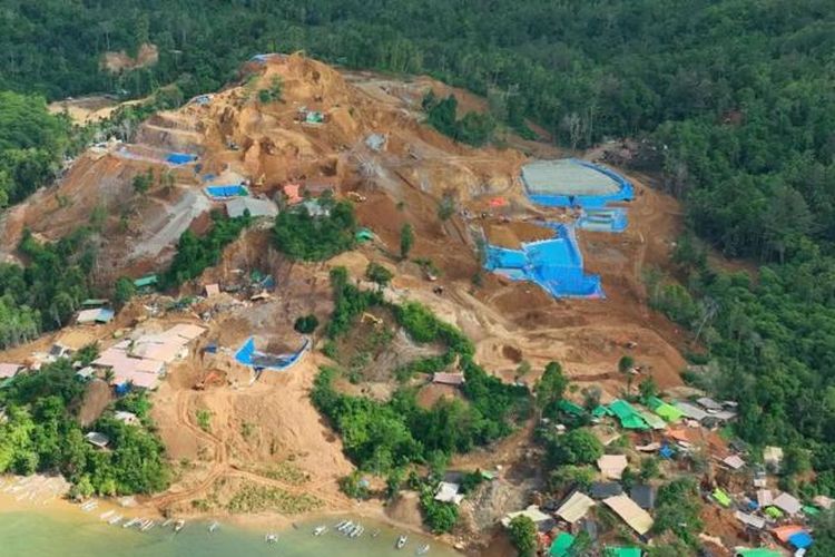 Penambangan emas ilegal di Pulau Sangihe semakin meluas, dan limbahnya telah langsung mencemari lautan. Foto diambil November 2023.