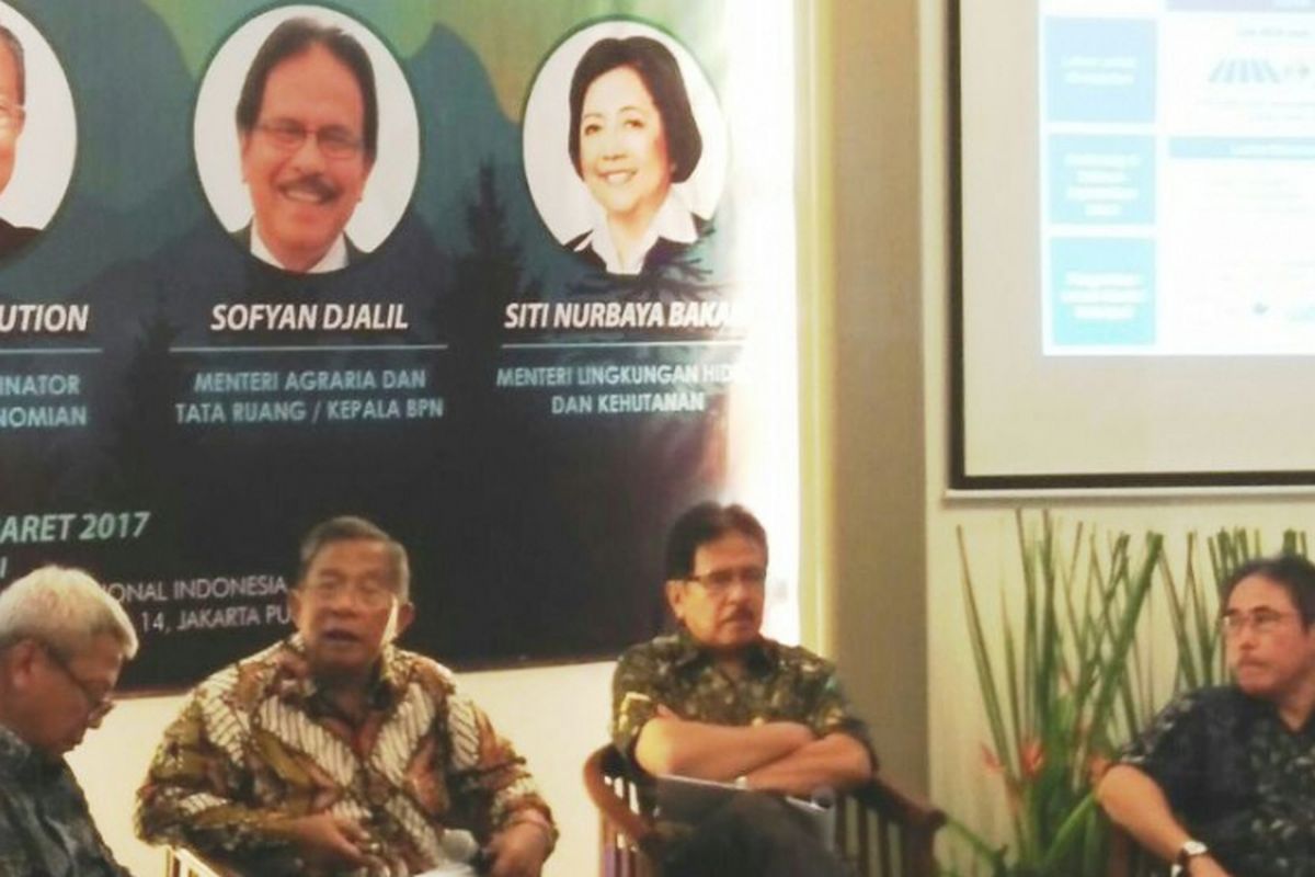 Menteri Koordinator Bidang Perekonomian, Darmin Nasution bersama Menteri Agraria dan Tata Ruang, Sofyan Djalil menghadiri diskusi reforma agraria dan perhutanan sosial di Jakarta, Minggu (26/3/2017).