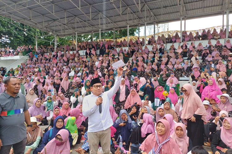 Calon wakil presiden nomor urut 1, Muhaimin Iskandar atau Cak Imin  (baju putih berkopiah) saat kampanye di Taman Blambangan, Banyuwangi, Jawa Timur, Kamis (28/12/2023).