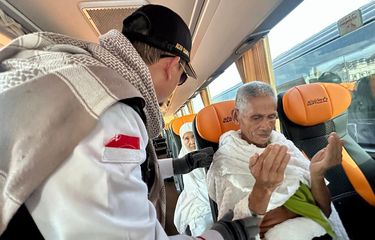 Seorang petugas haji tengah membimbing doa ihram di Bir Ali, Madinah, Arab saudi.