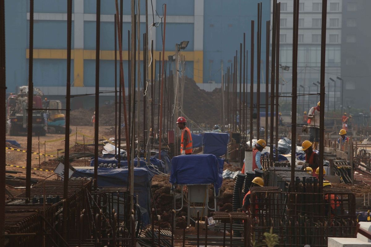 Aktivitas pekerja menyelesaikan pembangunan Stasiun Depo angkutan massal cepat (Mass Rapid Transit/MRT)  Lebak Bulus, Jakarta, Senin (14/8/2017).Pengerjaan proyek MRT fase pertama ini diperkirakan rampung pada tahun 2019.
