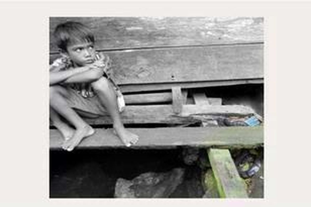 Thontowi Ahmad Suhada bersama anak didiknya belajar materi pelajaran Ilmu Pengetahuan Alam dengan langsung menyaksikan ular laut yang tengah bertelur.