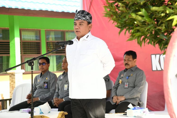 Sekretaris Jenderal (Sekjen) Kemenkumham Andap Budhi Revianto saat menghadiri acara pemberian bansos di SMPN 2 Kendari, Selasa (26/3/2024)