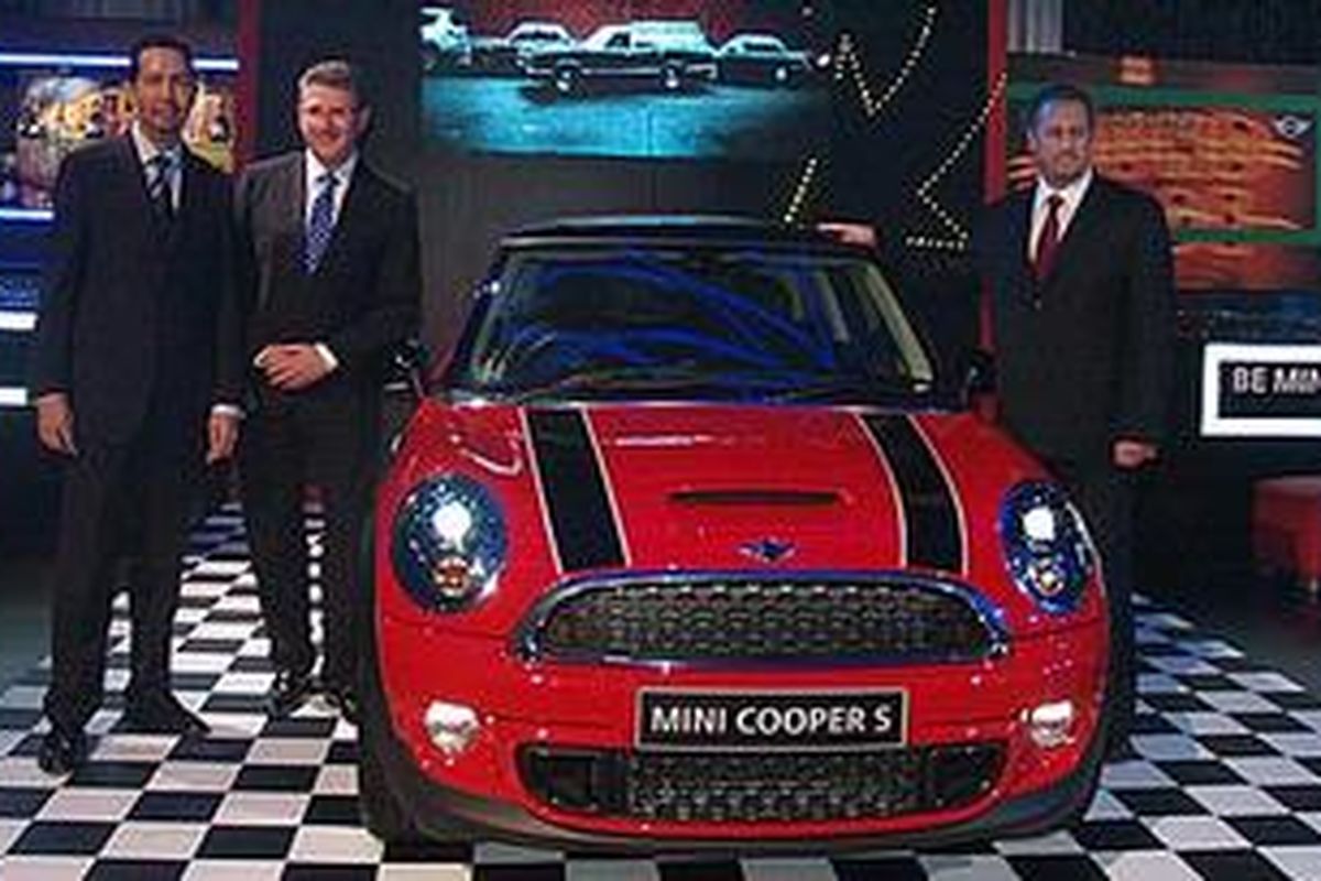 Petinggi BMW memperkenalkan MINI akan dipasarkan di Indonesia. Dari kiri: Ramesh Divyanathan, Presdir BMW Indonesia), Greame Grieve (Wakil Predien BMW Group) dan Neil Firontinos (Presiden BMW Asia)