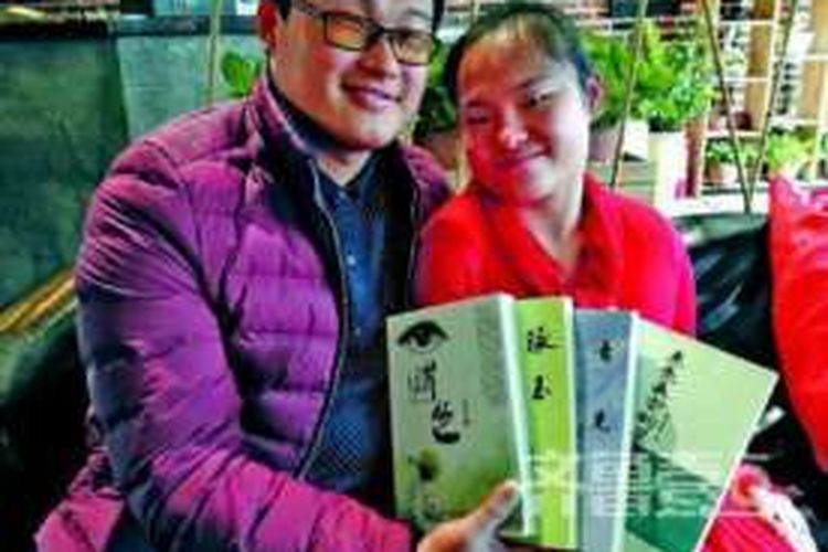 Sun Lukang bersama sang suami, Liu Defang dan empat buku karyanya.