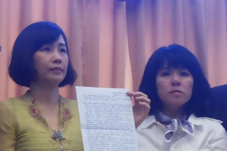 Istri dan Adik kandung Ahok, Veronica Tan dan Fify Lety Indra dalam sebuah jumpe pers yang digelar pihak keluarga Ahok di kawasan Menteng, Jakarta Pusat, Selasa (23/5/2017).