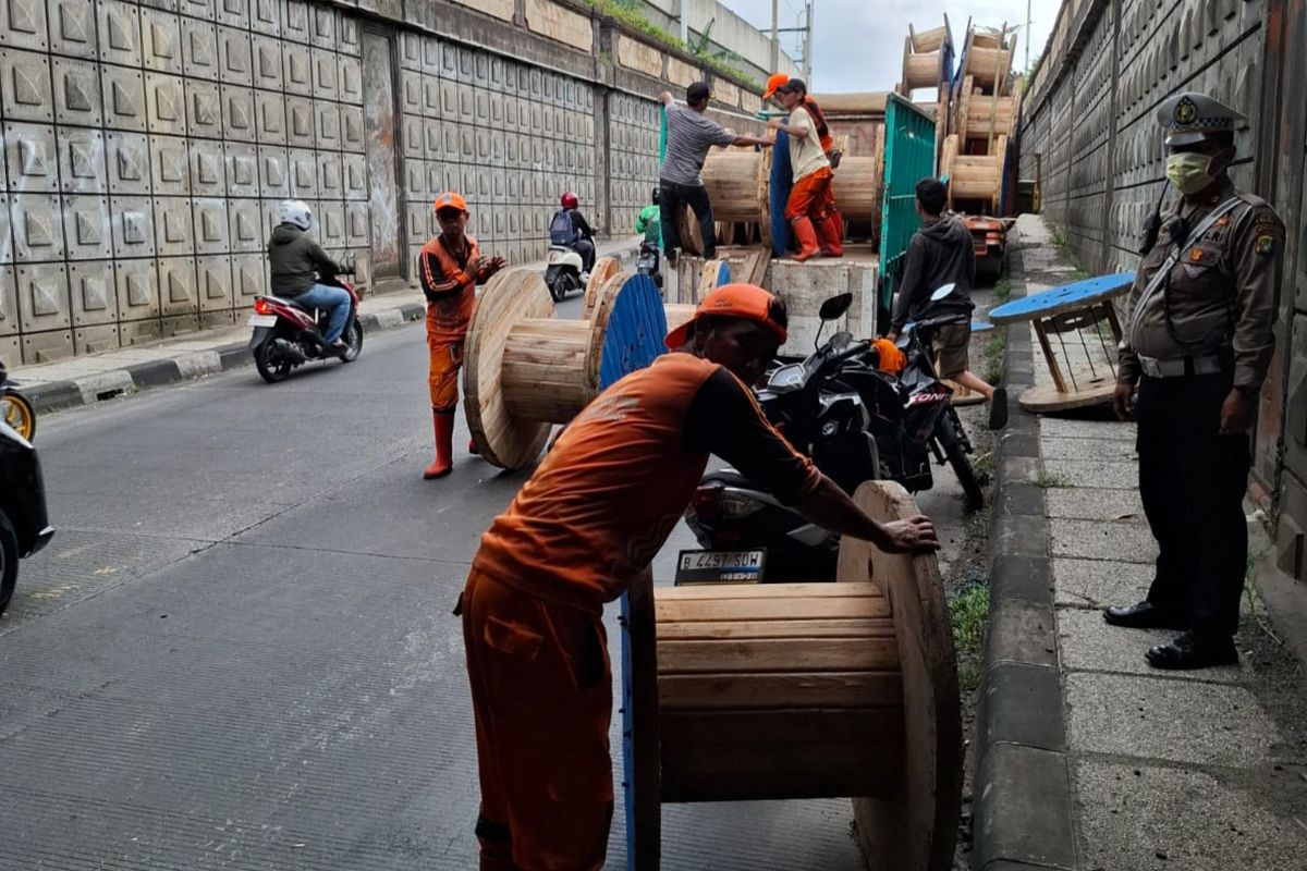 Truk Pengangkut Kabel Tersangkut di Underpass Pasar Jumat