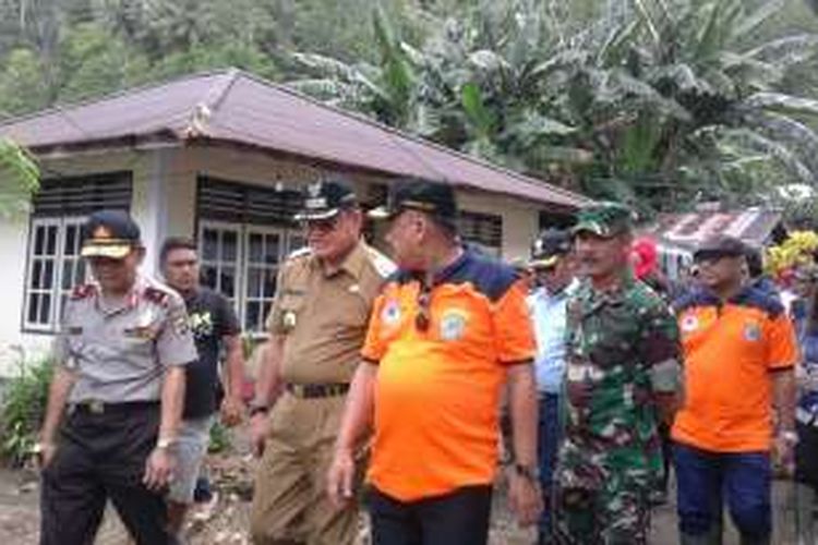 Gubernur Sulawesi Utara bersama Forkopimda mengunjungi korban bencana Sangihe, Jumat (24/6/2016)/