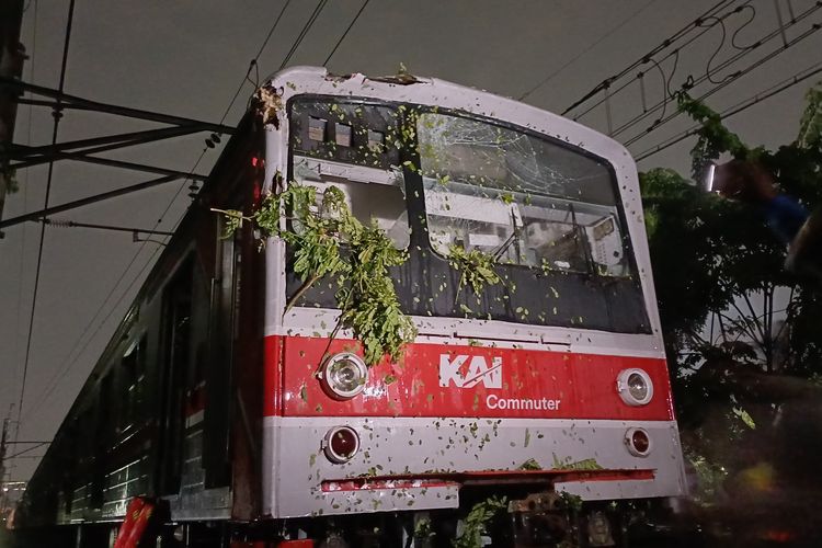 Penampakan Commuter Line (KRL) yang tertimpa pohon di kawasan tempat pemakaman umum (TPU) Tanah Kusir, Jakarta Selatan, Jumat (1/3/2024).