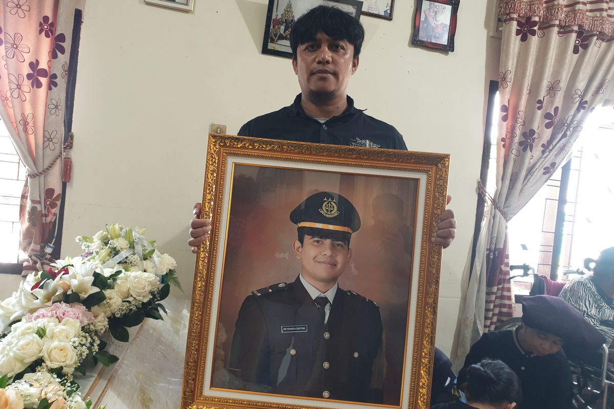 Ricky Pratama Ginting diwawancarai di rumah duka di Jalan Namorih, Kecamatan Pancur Batu, Kabupaten Deli Serdang, Sumatera Utara pada Jumat (4/7/2025).