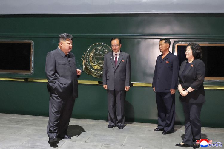 Foto ini diambil pada 1 September 2025 dan dirilis oleh Kantor Berita Pusat Korea (KCNA) resmi Korea Utara melalui KNS pada 2 September 2025, menunjukkan pemimpin Korea Utara Kim Jong Un (kiri) saat berangkat dari Pyongyang dengan kereta khusus untuk menghadiri parade militer di Beijing, China. 