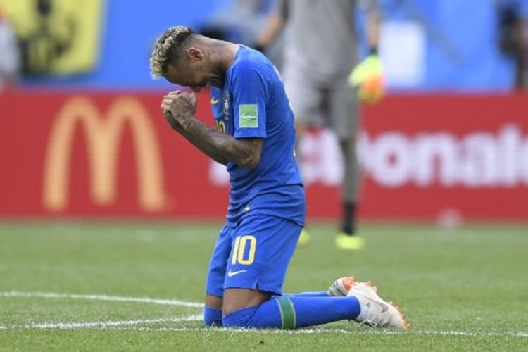 Neymar tampak menangis seusai mencetak gol kedua Brasil ke gawang Kosta Rika pada pertandingan Grup E Piala Dunia 2018 di St. Petersburg, 22 Juni 2018. 