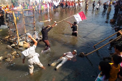 Di Yogyakarta, Warga Upacara di Tengah Sungai Code