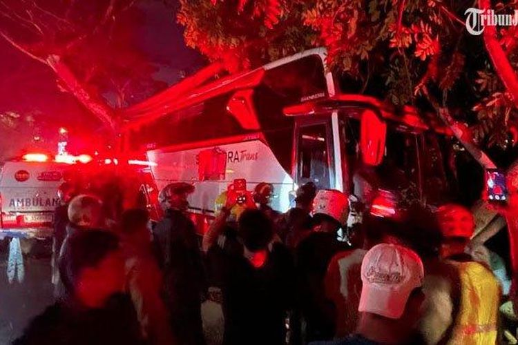 Kecelakaan bus pariwisata Sakhindra Trans melibatkan beberapa kendaraan terjadi di depan Batu Town Square (Batos) Kota Batu, Rabu (8/1/2025) malam. Kecelakaan maut di Kota Batu ini diduga akibat rem blong. 

