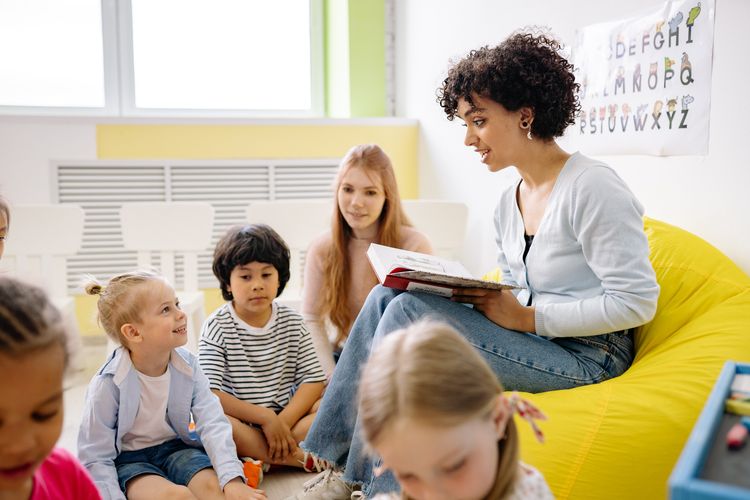 Anak-anak usia dini belajar dengan guru di sekolah