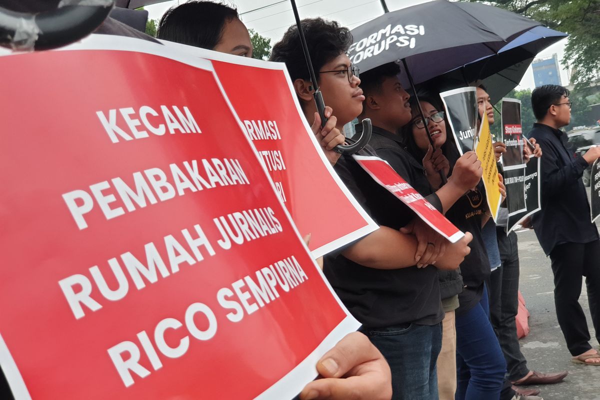 Komite Keselamatan Jurnalis (KKJ) Sumatera Utara (Sumut) menggelar aksi demonstrasi bersama Aksi Kamisan untuk memperingati kepergian Rico Sempurna Pasaribu, di sekitar Lapangan Merdeka, Kota Medan pada Kamis (15/8/2024). 