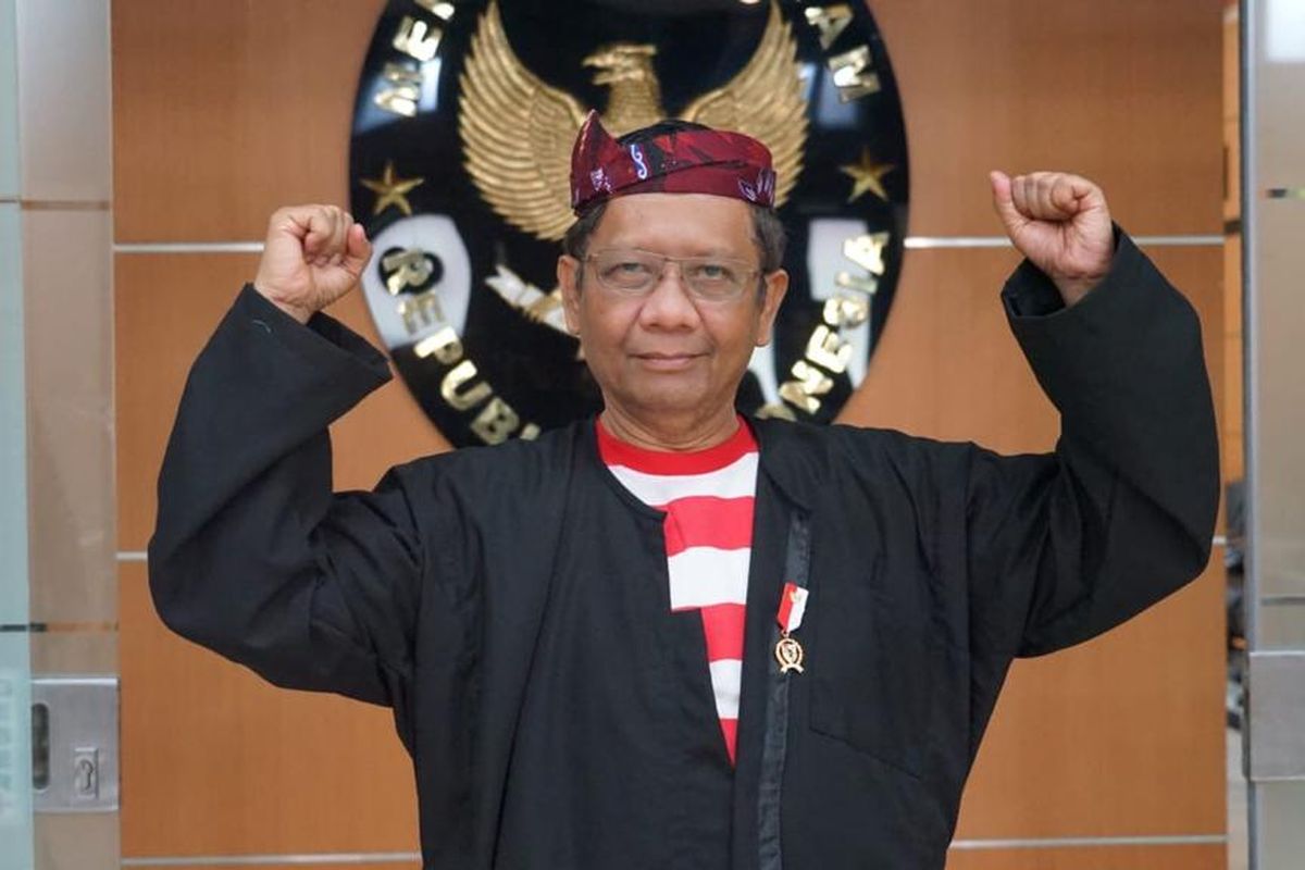Menteri Koordinator Bidang Politik, Hukum, dan Keamanan (Menko Polhukam) Mahfud MD mengikuti upacara perayaan kemerdekaan ke-75 Republik Indonesia di Istana dengan mengenakan baju Sakera.