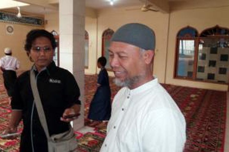 Wakil Ketua Komisi Pemberantasan Korupsi, Bambang Widjojanto, saat berada di Masjid An Nur yang terletak tak jauh dari kediamannya, di Kampung Bojong Lio, Cilodong, Depok, Jawa Barat, Sabtu (24/1/2015) 