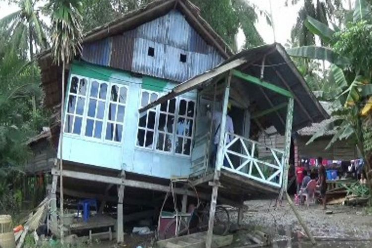 Rumah milik Herman di Kelurahan Polewali, Kabupaten Polewali Mandar, Sulawesi Barat, tiba-tiab ambruk saat pemilik rumah sedang sibuk mempersiapkan menu berbuka puasa, Sabtu (27/5/2017).
