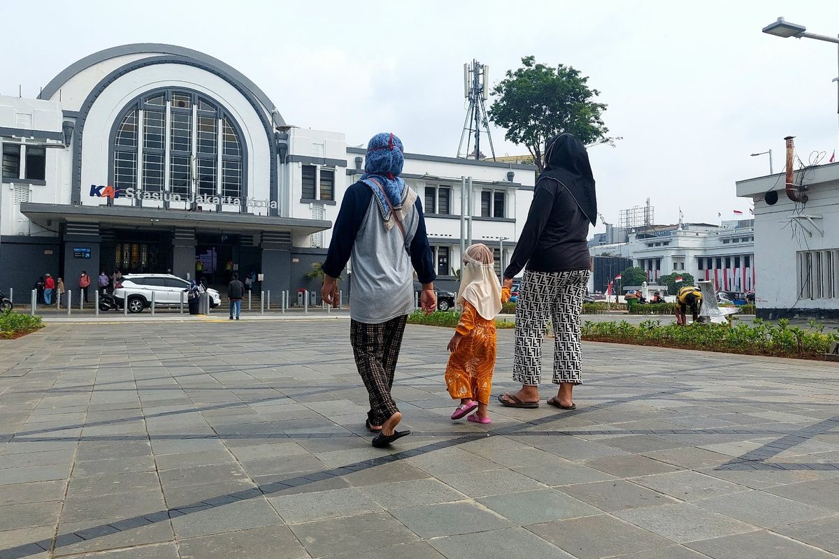 Pengunjung dengan santai berjalan dari Kawasan Kota Tua Jakarta menuju Stasiun Jakarta Kota melewati jalur pedestrian Jalan Lada yang steril dari kendaraan, Senin (22/8/2022).