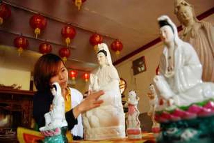 Warga keturunan Tionghoa sedang membersihkan patung dewa-dewi dalam ritual penyucian Kimsin yang dilakukan setahun sekali menjelang perayaan Imlek di Klenteng Pan Kho, Kampung Pulo Geulis, Kelurahan Babakan Pasar, Kecamatan Bogor Tengah, Kota Bogor, Jumat (5/2/2016).
