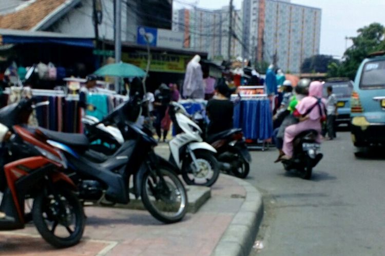 Pedagang kaki lima (PKL) dan kendaraan bermotor roda dua memenuhi trotoar di Pasar Tanah Abang, seberang Stasiun Tanah Abang, Jakarta Pusat, Rabu (25/10/2017).