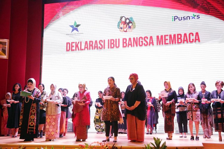 Menko PMK Puan Maharani membacakan kutipan novel karya NH Dini saat  peringatan Hari Ibu 2018 dan Gerakan Ibu Bangsa Membaca, Kamis (13/12/2018) di auditorium utama gedung Perpustakaan Nasional RI, Kamis (13/12/2018)