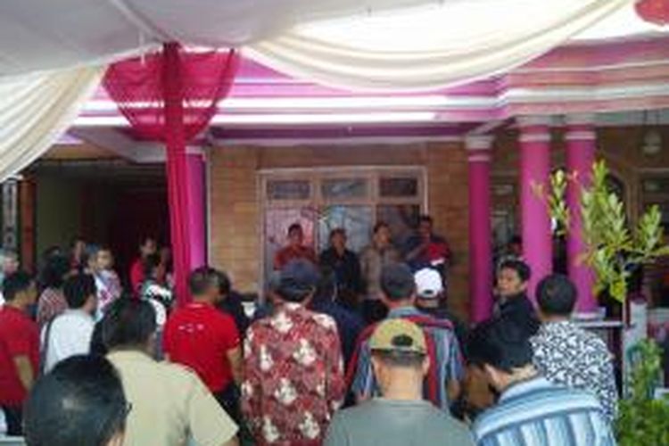 Ratusan masyarakat dari berbagai kalangan profesi di Jember, Jawa Timur, mendeklarasikan diri sebagai relawan Pro Jokowi (Pro-Jo), Senin (19/5/2014).