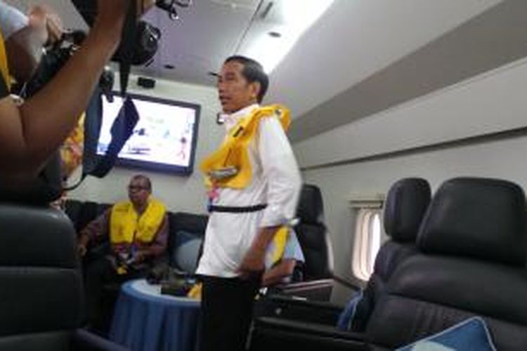 Presiden Joko Widodo menumpang pesawat Hercules untuk menuju Pangkalan Bun dan ke Surabaya, Selasa (31/12/2014).