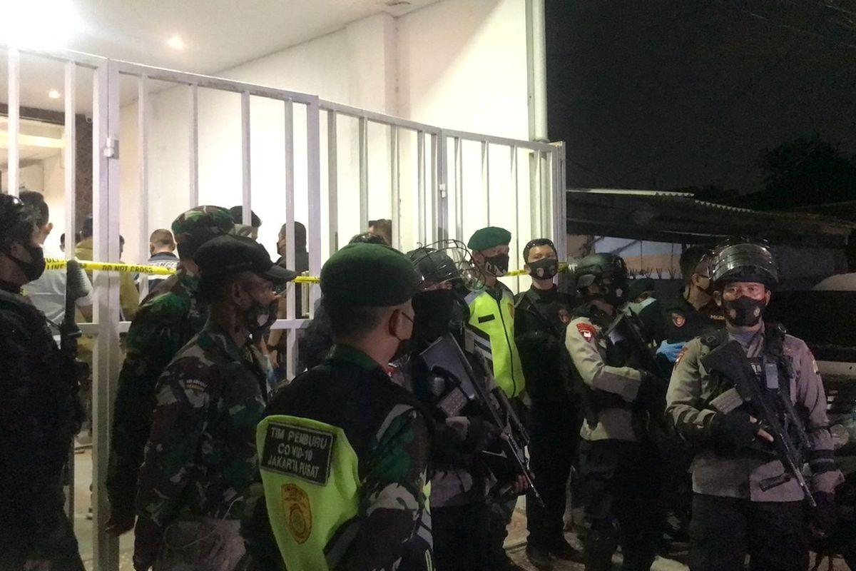 Tim Detasemen Khusus Anti Teror 88 menggeledah bekas Sekretariat Front Pembela Islam (FPI) di Jalan Petamburan III, Petamburan, Tanah Abang, Jakarta Pusat pada Selasa (27/4/2021) malam.