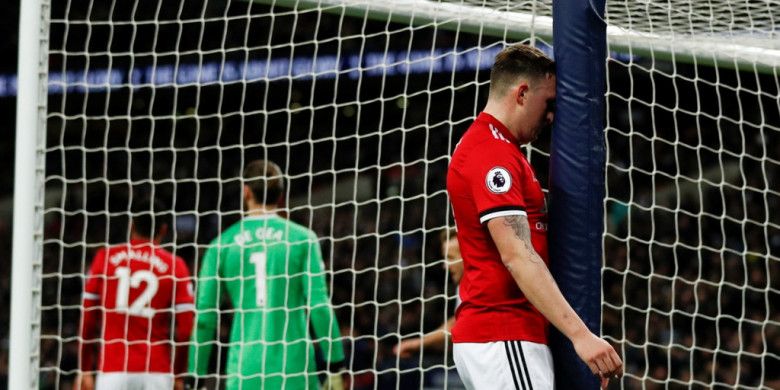 Ekspresi bek Manchester United, Phil Jones, setelah mencetak gol bunuh diri ke gawang Tottenham Hotspur dalam laga Liga Inggris di Stadion Wembley, London, pada 31 Januari 2018.
