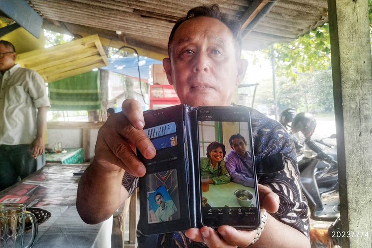 Costantinus Hatulely memperlihatkan foto saat bersama istrinya dalam telepon genggamnya kepada awak media di depan PN Cibadak, Jalan Jajaway, Palabuhanratu, Sukabumi, Jawa Barat, Selasa (4/7/2023).